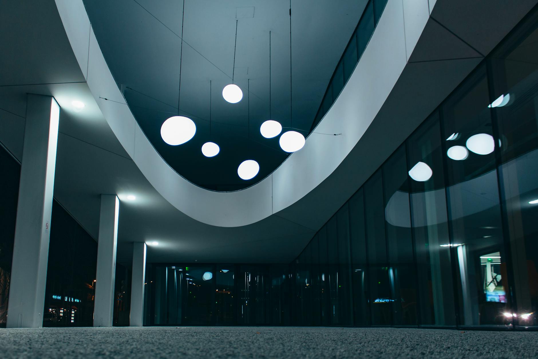 Cum să folosești ferestrele cu film solar pentru a reduce costurile de răcire?