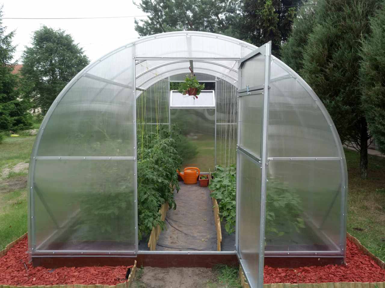 Sere din policarbonat – Soluția ideală pentru grădina ta